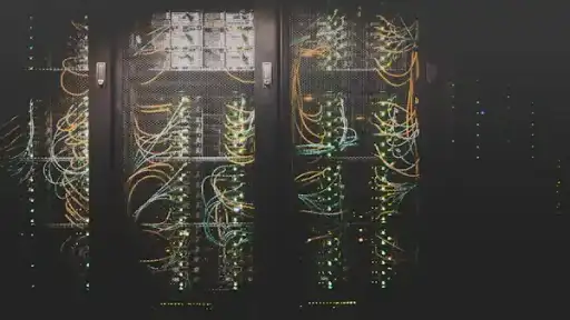 Data center moderne UnioHost — baies de serveurs
