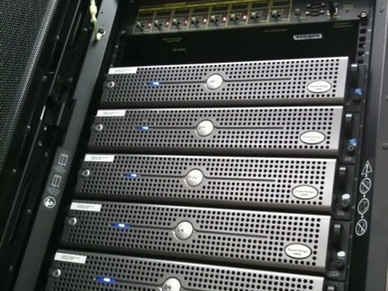 Baies de serveurs en datacenter
